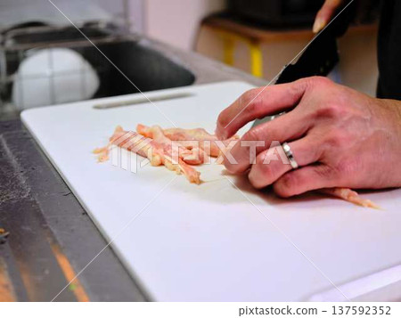 A female chef cutting domestically produced Japanese Black beef thigh meat A female chef cutting domestically produced Japanese Black beef thigh meat 137592352
