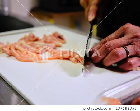 A female chef cutting domestically produced Japanese Black beef thigh meat A female chef cutting domestically produced Japanese Black beef thigh meat 137592355