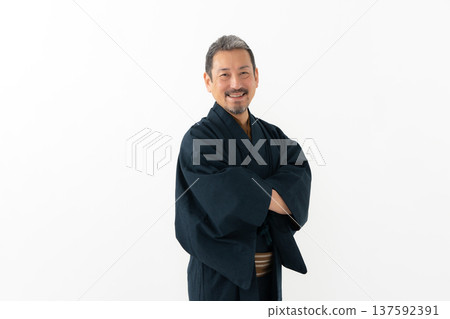 一個穿著和服的男人 137592391