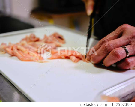 A female chef cutting domestically produced Japanese Black beef thigh meat 137592399
