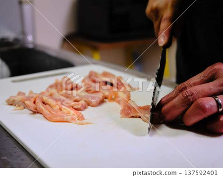 A female chef cutting domestically produced Japanese Black beef thigh meat 137592401