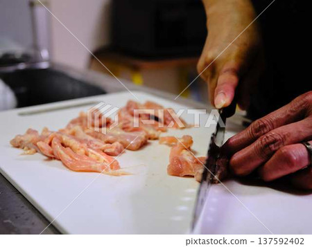 A female chef cutting domestically produced Japanese Black beef thigh meat 137592402