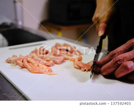 A female chef cutting domestically produced Japanese Black beef thigh meat 137592403