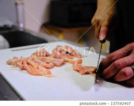 A female chef cutting domestically produced Japanese Black beef thigh meat 137592407