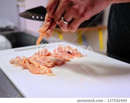 A female chef cutting domestically produced Japanese Black beef thigh meat 137592409