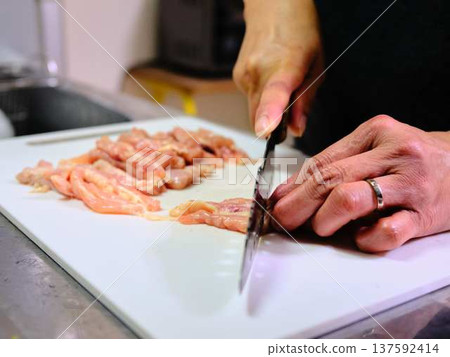 A female chef cutting domestically produced Japanese Black beef thigh meat 137592414