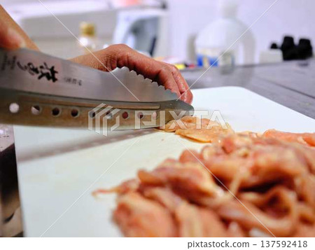 A female chef cutting domestically produced Japanese Black beef thigh meat 137592418