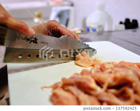 A female chef cutting domestically produced Japanese Black beef thigh meat A female chef cutting domestically produced Japanese Black beef thigh meat 137592425
