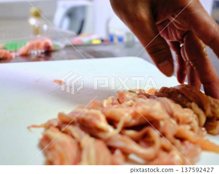 A female chef cutting domestically produced Japanese Black beef thigh meat 137592427