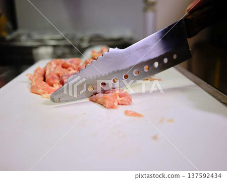 一位女廚師正在切割國產日本黑毛牛腿肉 一位女廚師正在切割國產日本黑毛牛腿肉 137592434