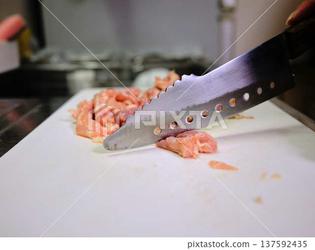 一位女廚師正在切割國產日本黑毛牛腿肉 137592435