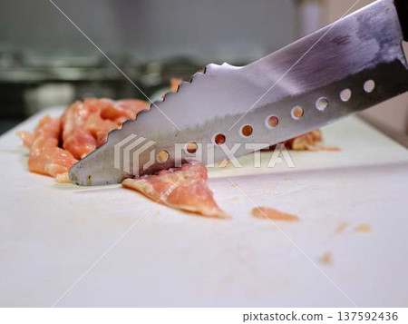 一位女廚師正在切割國產日本黑毛牛腿肉 137592436