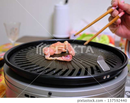 A female chef cutting domestically produced Japanese Black beef thigh meat A female chef cutting domestically produced Japanese Black beef thigh meat 137592440