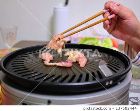 A female chef cutting domestically produced Japanese Black beef thigh meat 137592444