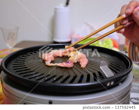 A female chef cutting domestically produced Japanese Black beef thigh meat A female chef cutting domestically produced Japanese Black beef thigh meat 137592445
