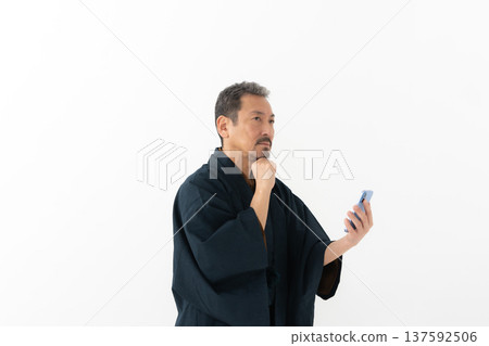 身穿和服的男子,智慧型手機 身穿和服的男子,智慧型手機 137592506