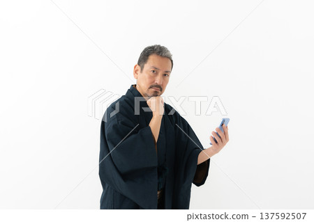身穿和服的男子,智慧型手機 身穿和服的男子,智慧型手機 137592507