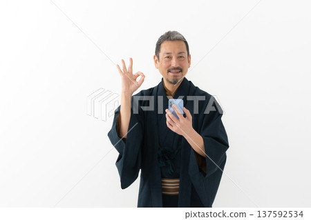 Man wearing kimono, smartphone, smartphone 137592534