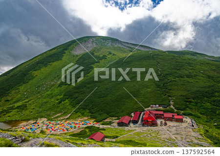 從攀登茂澤山的途中可以看到雙六山和雙六山小屋。 137592564