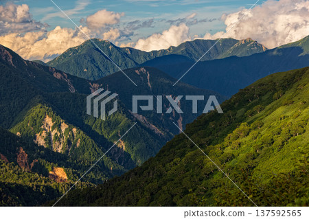 傍晚時分，從北阿爾卑斯山雙六小屋眺望垣岳和唐澤岳。 137592565