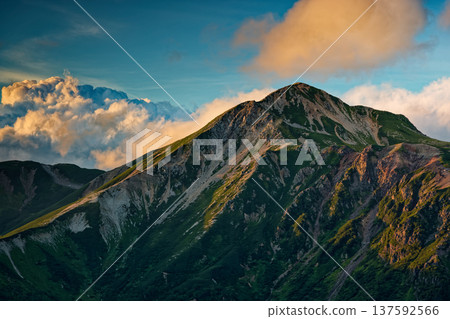從北阿爾卑斯山脈雙六小屋眺望的夕陽下的鷲羽山 137592566
