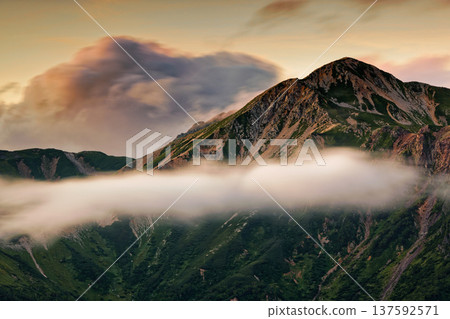 從雙六小屋看到的夕陽餘暉下的北阿爾卑斯山和鷲羽山 137592571