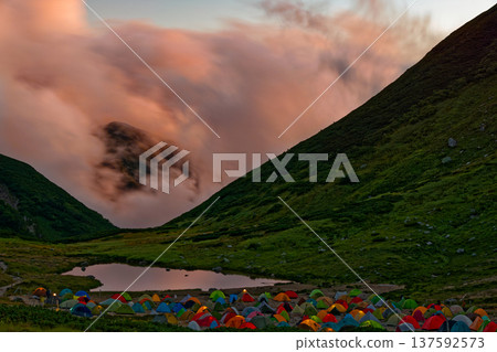北阿爾卑斯山的日落雲彩和雙六小屋帳篷營地 137592573