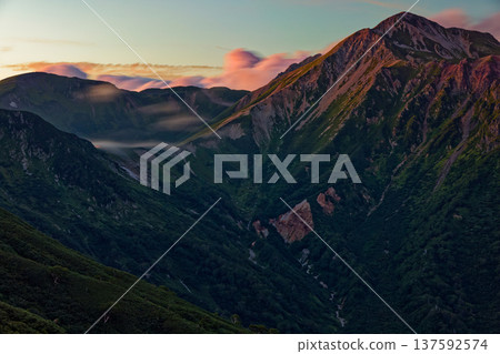 從北阿爾卑斯山雙六小屋眺望鷲羽山和總武山的傍晚光影 從北阿爾卑斯山雙六小屋眺望鷲羽山和總武山的傍晚光影 137592574