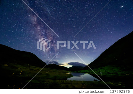 Summer Milky Way and the night view of the Sugorokugoya campsite in the Northern Alps Summer Milky Way and the night view of the Sugorokugoya campsite in the Northern Alps 137592576