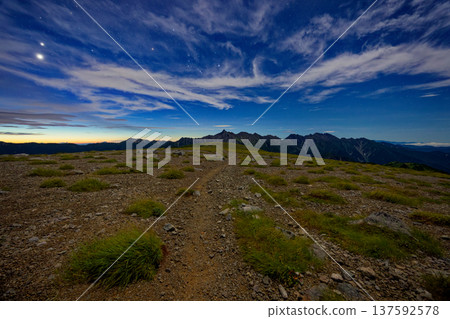 黎明時分,從雙六山頂峰平原眺望北阿爾卑斯山脈、槍山和穗高山脈。 黎明時分,從雙六山頂峰平原眺望北阿爾卑斯山脈、槍山和穗高山脈。 137592578