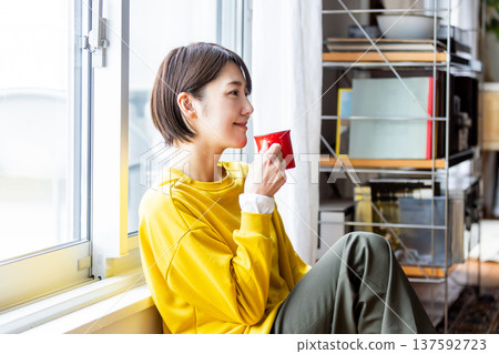 一個女人喝咖啡 一個女人喝咖啡 137592723