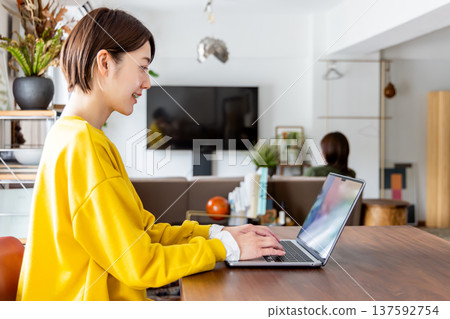 在接空間工作的女人 137592754