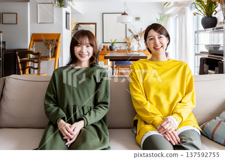 兩個女人一起看電視 137592755