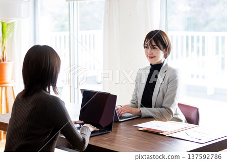 在時尚辦公室工作的女商人 137592786