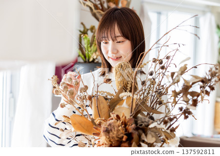 A woman living surrounded by flowers A woman living surrounded by flowers 137592811