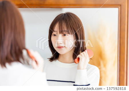 Women's hair care brushing 137592818