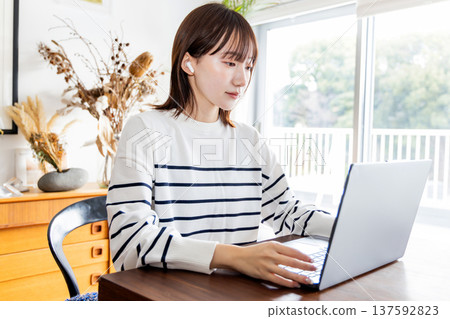 遠程辦公的中年婦女 遠程辦公的中年婦女 137592823