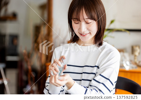 女人往手腕上噴香水 女人往手腕上噴香水 137592825