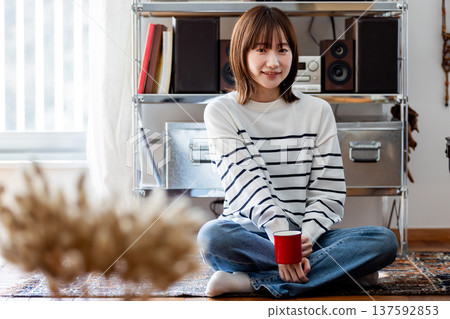 年輕女子在客廳放鬆 年輕女子在客廳放鬆 137592853