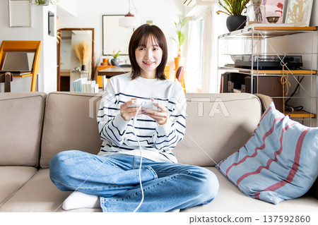 玩在線遊戲的年輕女子 137592860