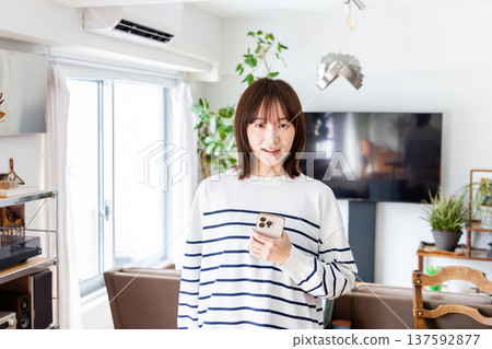 A woman watching a smartphone 137592877