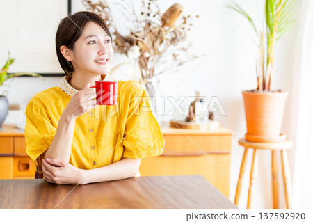 放鬆在咖啡館的一個少婦 放鬆在咖啡館的一個少婦 137592920