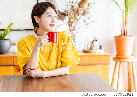 放鬆在咖啡館的一個少婦 137592921