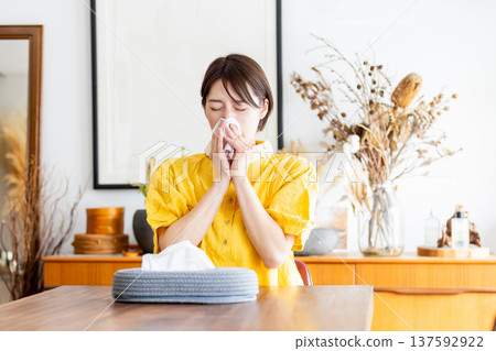 患有花粉症的婦女 137592922