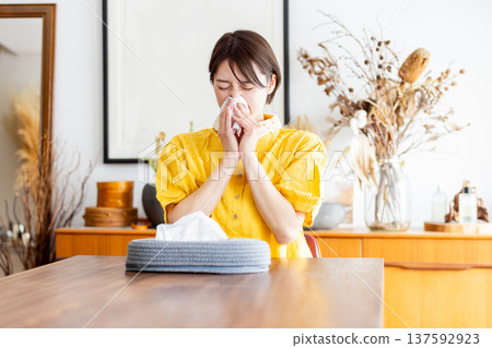 患有花粉症的婦女 患有花粉症的婦女 137592923