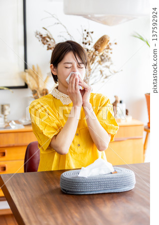 患有花粉症的婦女 患有花粉症的婦女 137592924