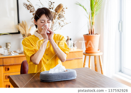 用花粉熱、感冒或紙巾擤鼻涕的女人 用花粉熱、感冒或紙巾擤鼻涕的女人 137592926
