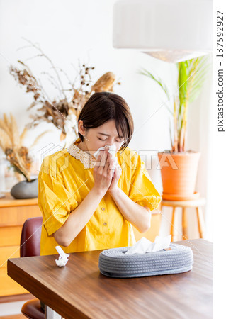 用花粉熱、感冒或紙巾擤鼻涕的女人 137592927