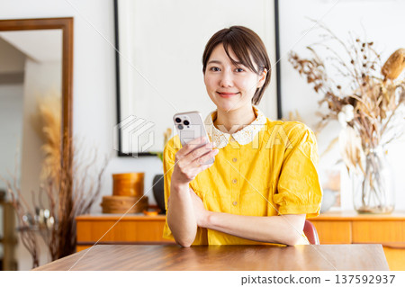 Woman in the living room Smartphone 137592937