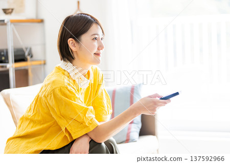 中年婦女在沙發上放鬆地看電視 137592966